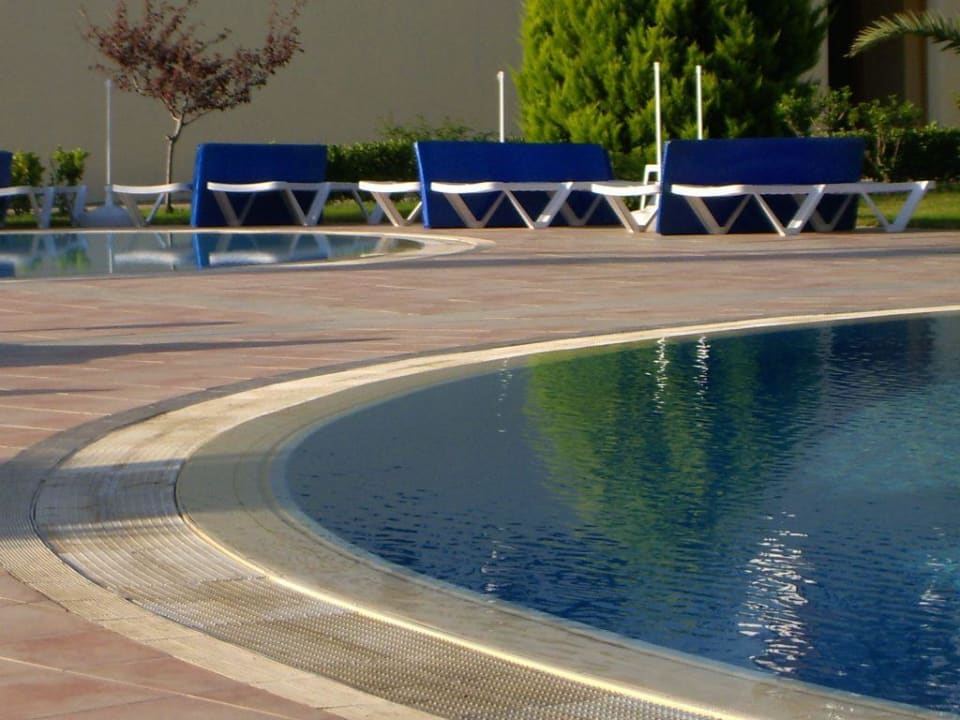 verdreckter Poolrand AQI Hydros Club