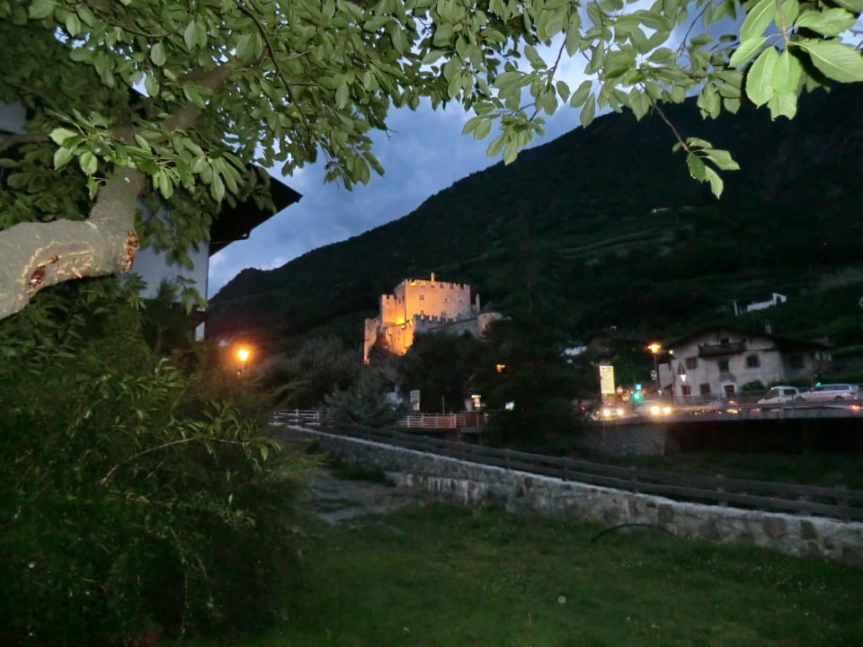 Blick vom Garten auf Castellbell Hotel Bauhof