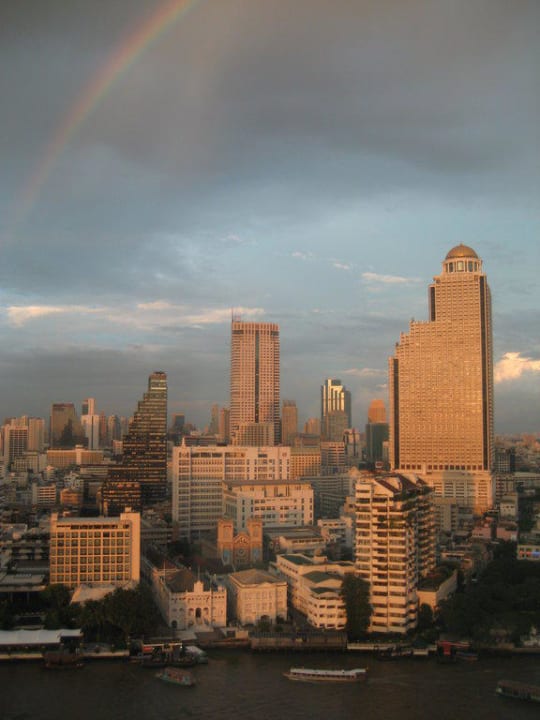 Regenbogenpanorama vom Zimmer aus Hotel The Peninsula Bangkok