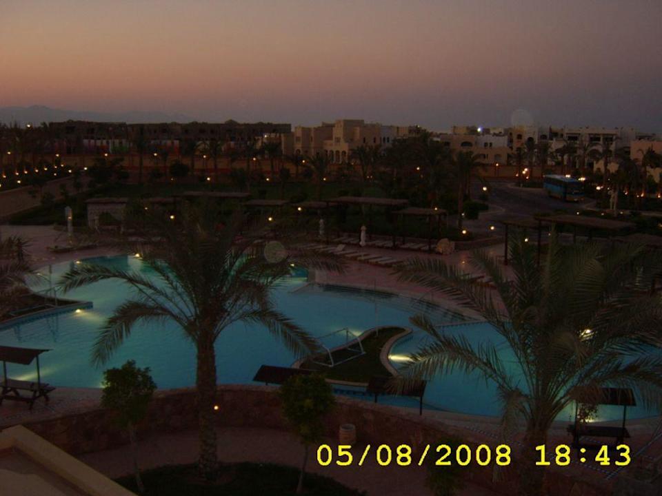 Basen wieczorem Sharm Grand Plaza Resort