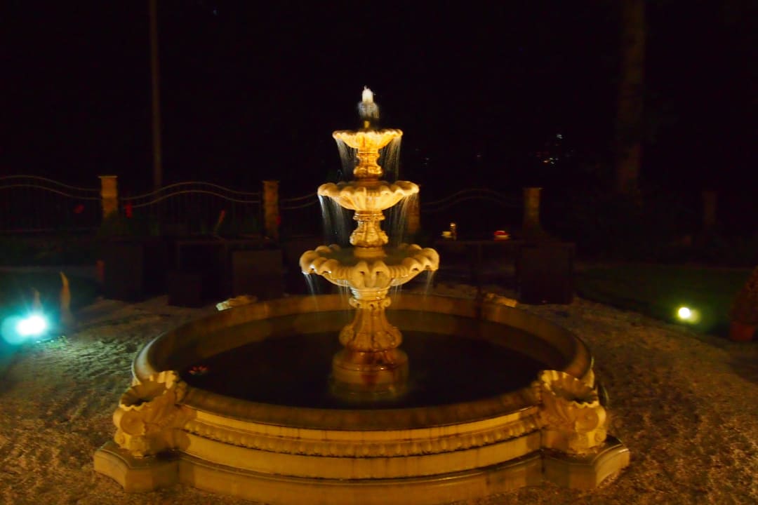 Fontanna przed hotelem Apartments Pałac Margot