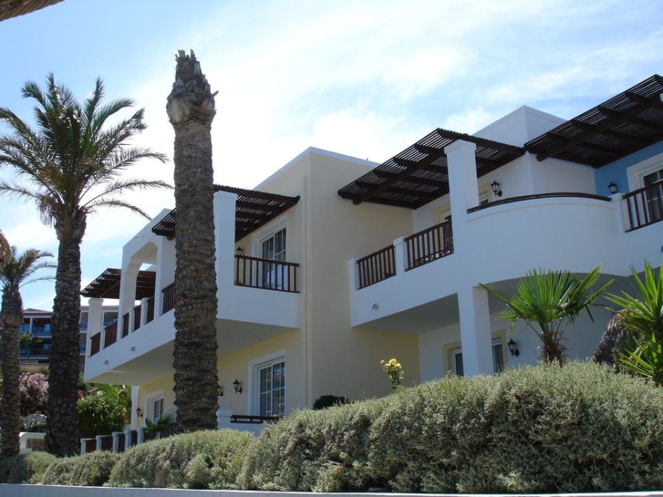 Blick auf die Balkone Dimitra Beach Hotel & Suites