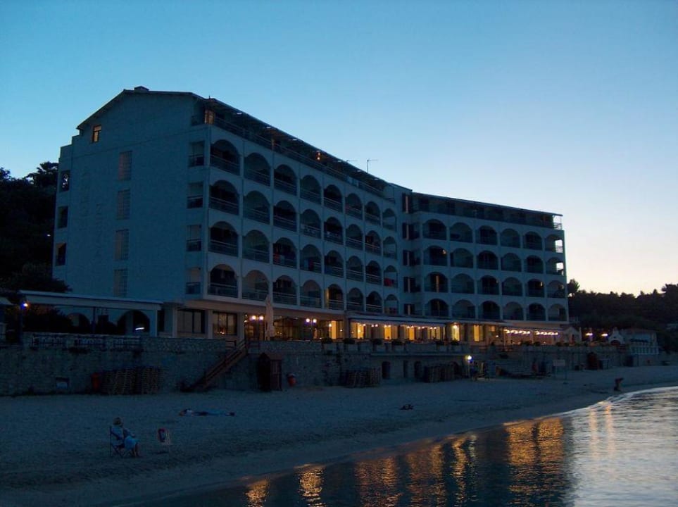 Hotel bei der Abenddämmerung Ammon Zeus Luxury Beach Hotel