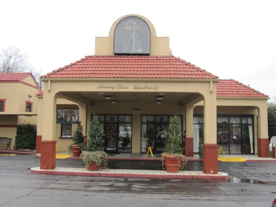 Blick von der Straße aus aufs Hotel Hotel Days Inn Graceland Memphis