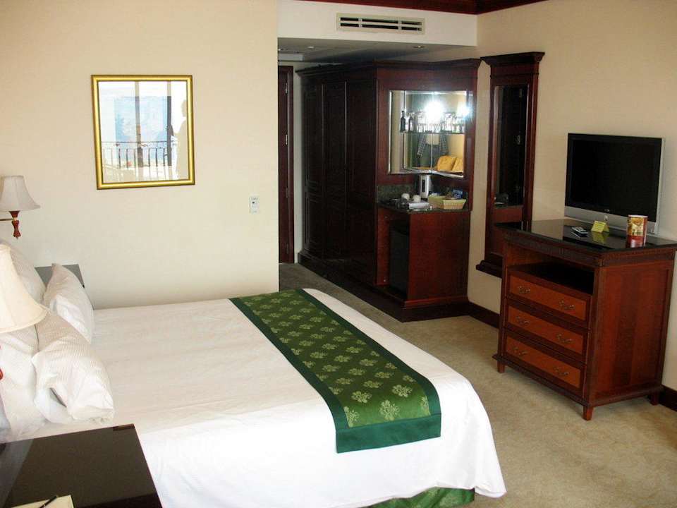 Doppelbett und Eingangsbereich Grand Hotel Gozo