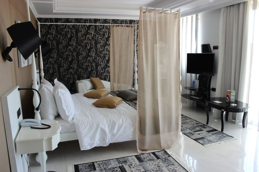 Oberes Schlafzimmer (Privatvilla) La Marquise Luxury Resort Complex