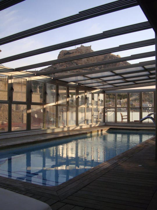 Pool mit herrlichem Blick auf Burganlage Hotel Hospes Amerigo