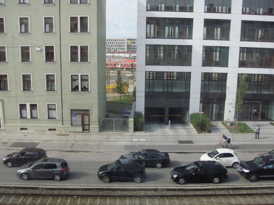 Hauptstraße direkt vor dem Fenster Motel One München-Westend