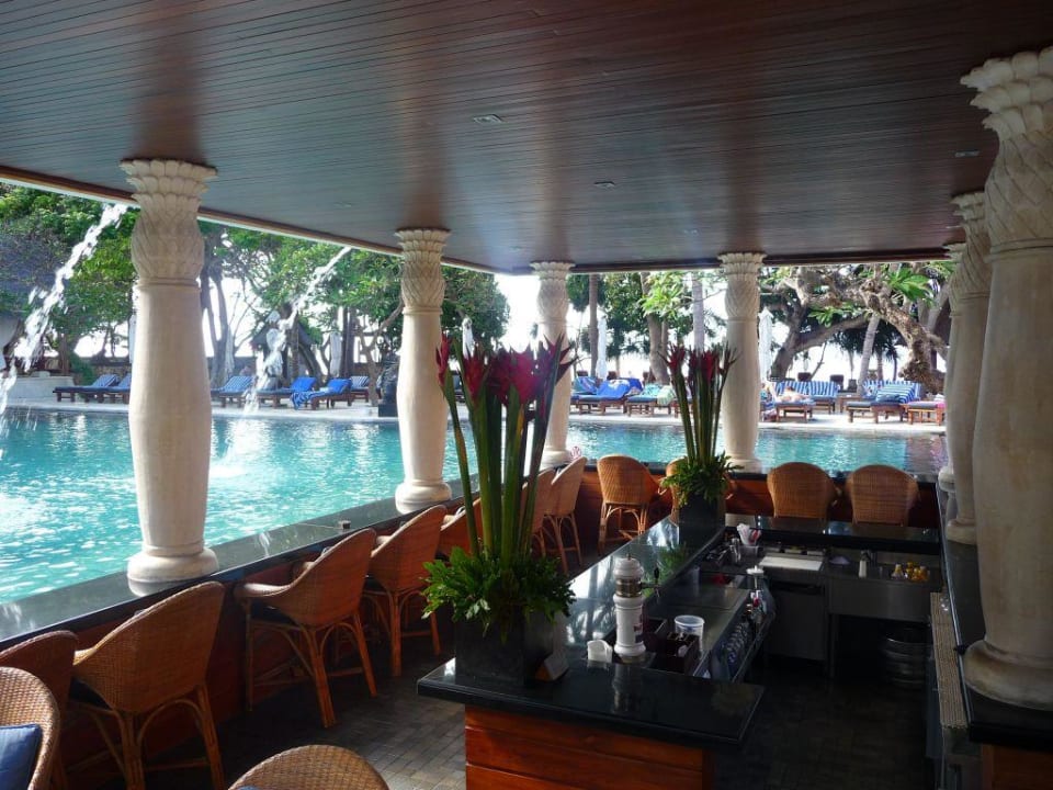 Hauptpool mit Bar Puri Santrian