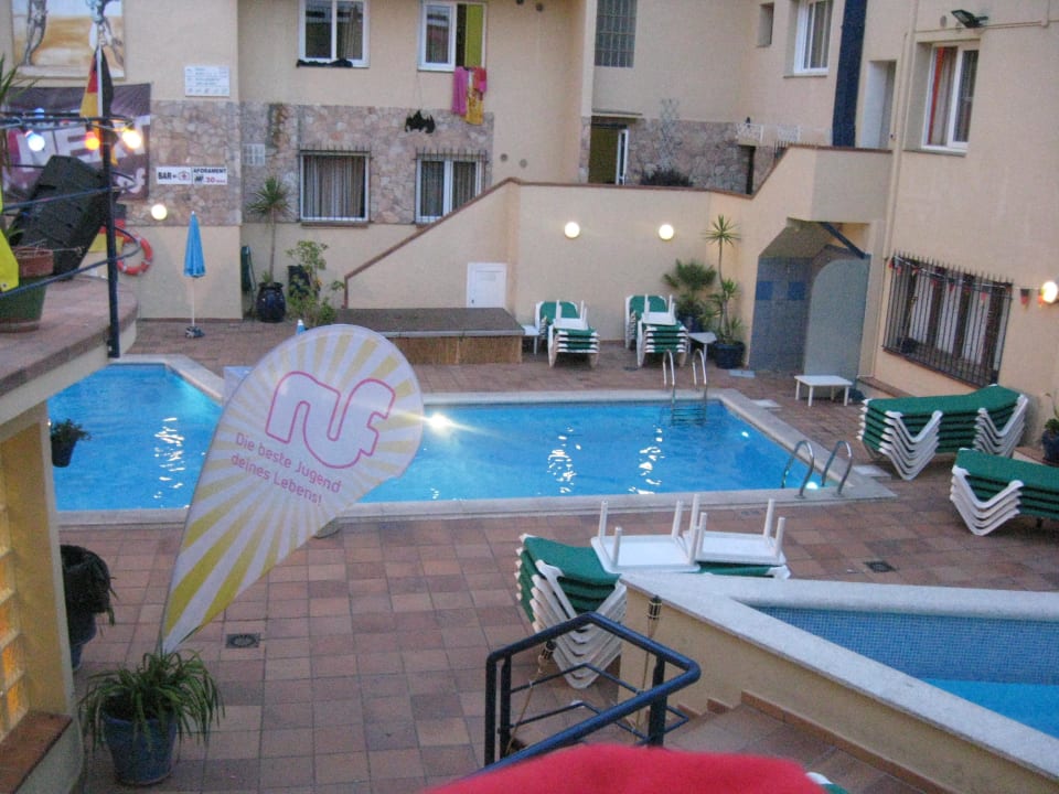 Pool vom Zimmer aus Hotel Caribe Youth Only