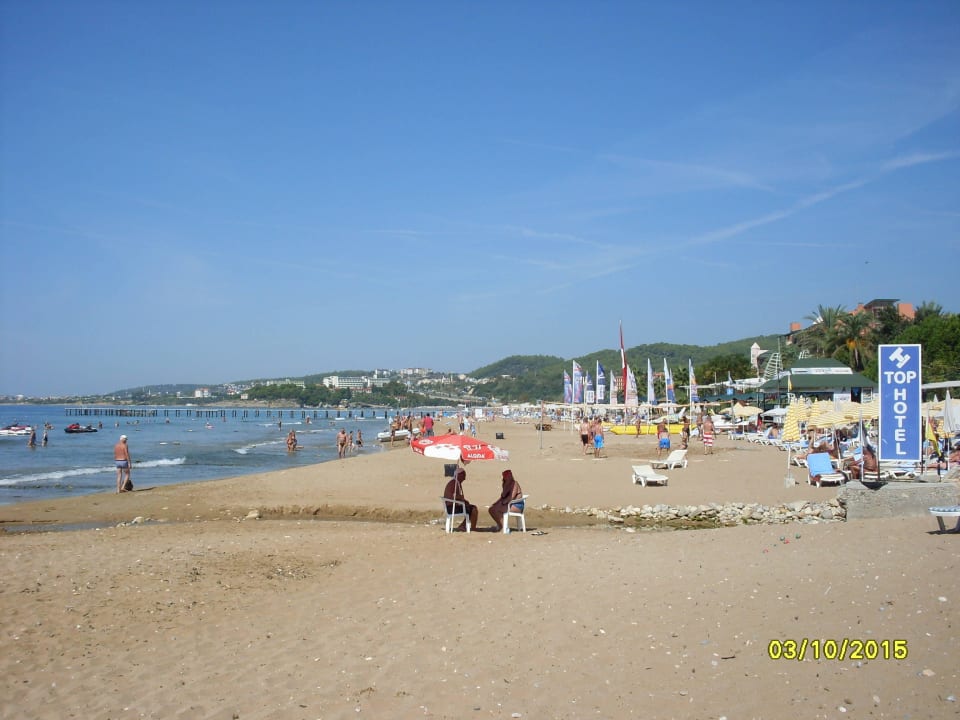 Sandstrand zur rechten mit Wassersportanbieter Top Hotel