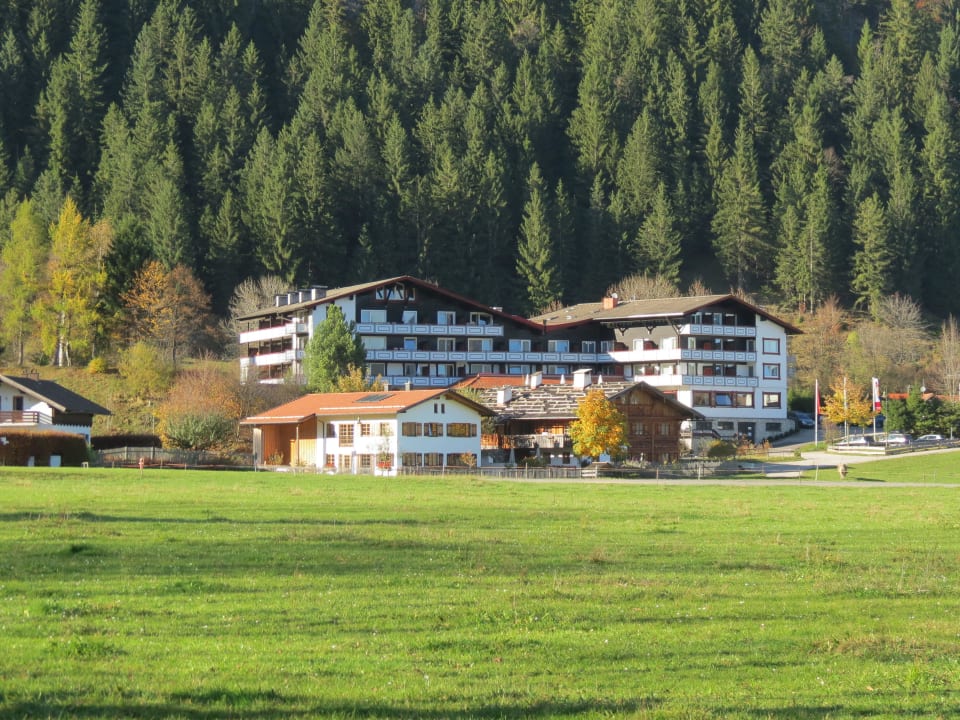 Blick von einem Wanderweg auf das Hotel Familotel Bavaria