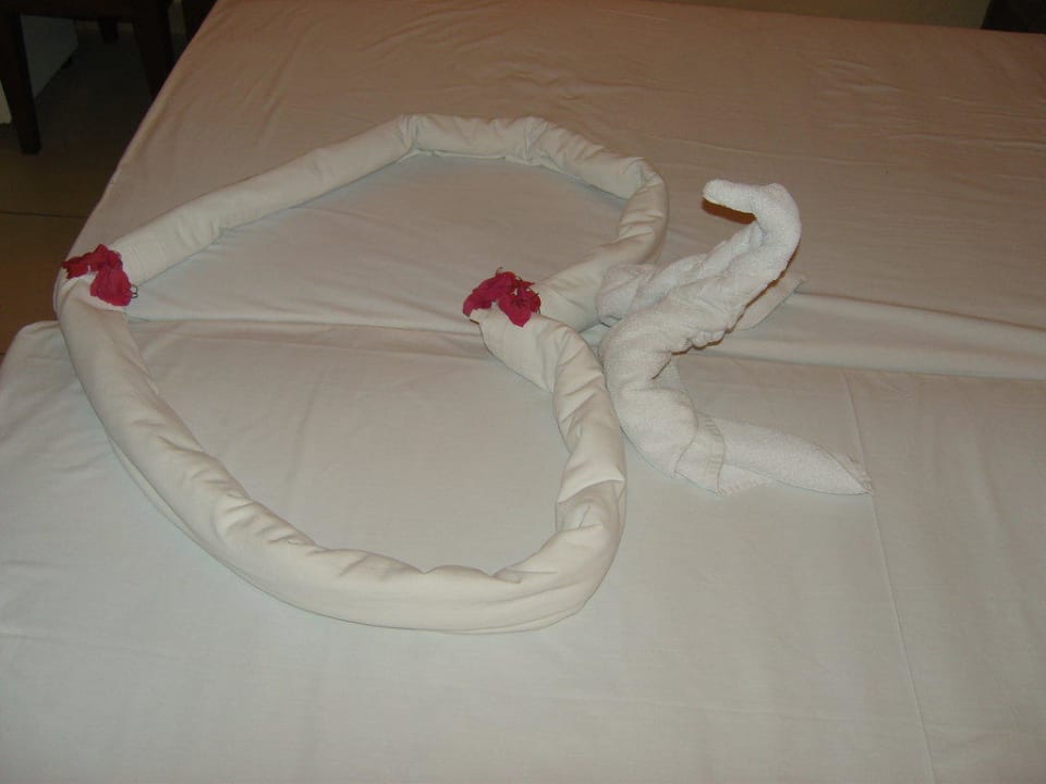 Jeden Tag anders: geschmücktes Bett Vantaris Luxury Beach Resort