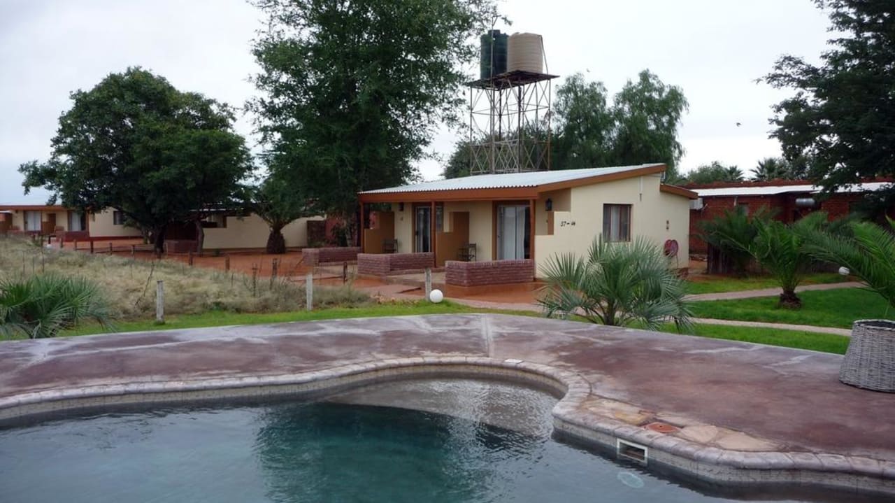 Blick vom Pool auf das Zimmer  Kalahari Anib Lodge