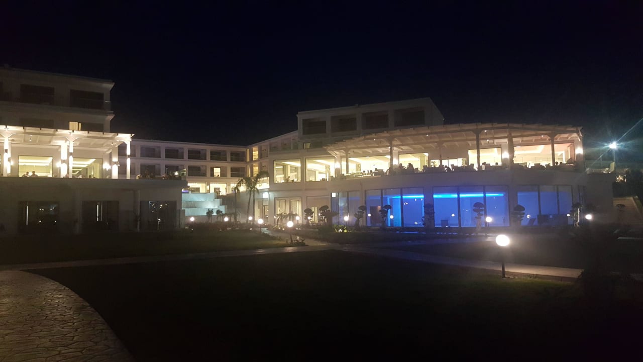 Hauptgebäude bei Nacht Asterias Beach Resort
