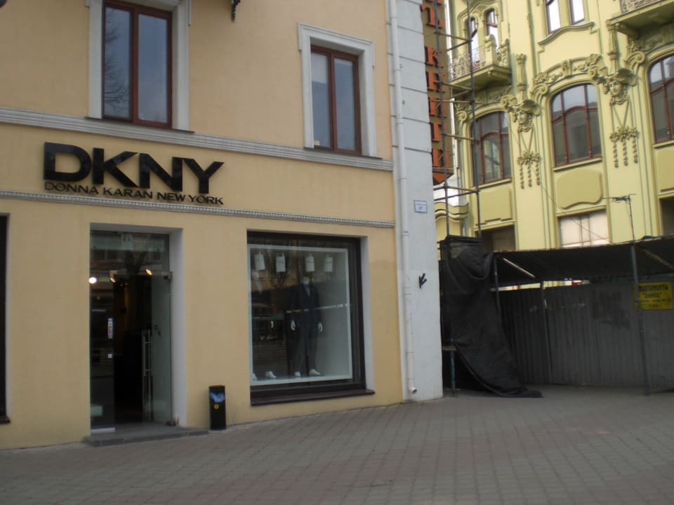 Der "unauffällige" Eingang ist seitlich rechts Deribas Hotel
