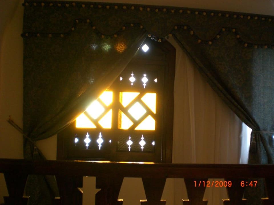 Bunte Scheiben im Zimmer Arabella Azur Resort
