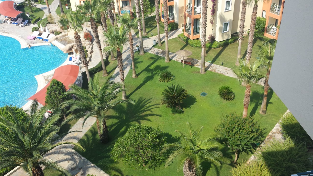Blick vom Balkon auf die Poolanlage Miramare Queen Hotel