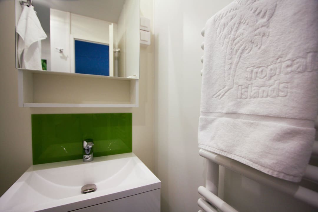 Badezimmer eines Mobile Homes Tropical Islands Resort - Mobile Homes