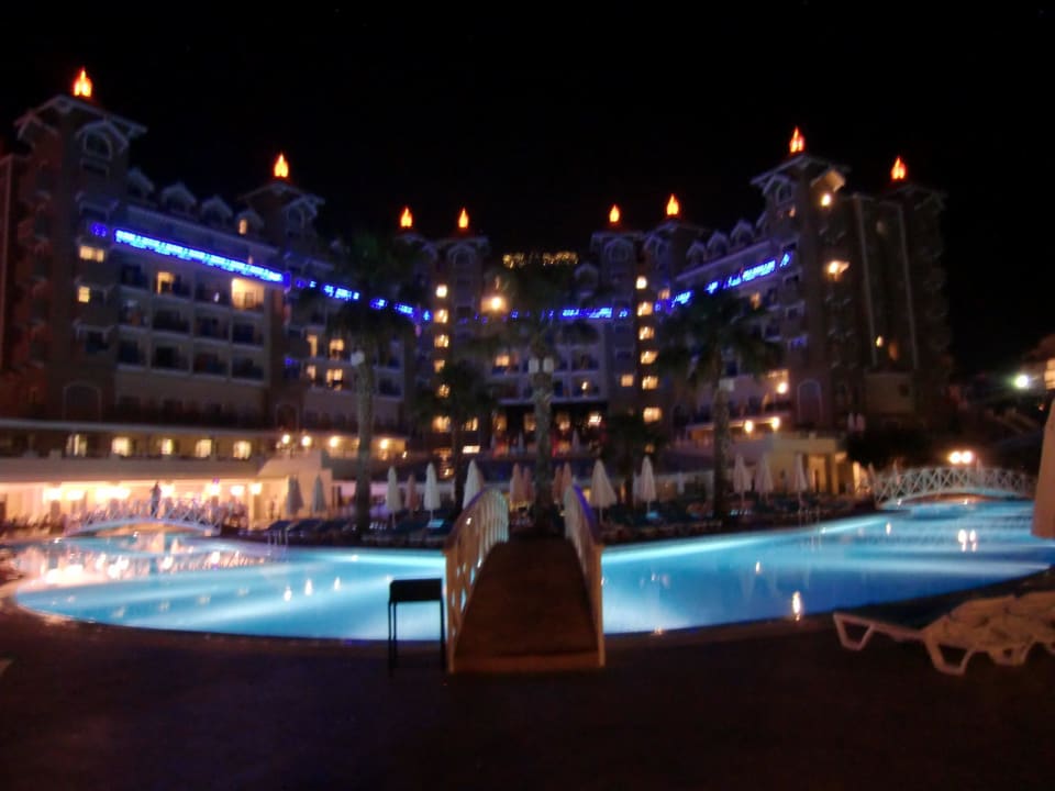 Poolanlage bei Nacht Side Mare Resort & Spa