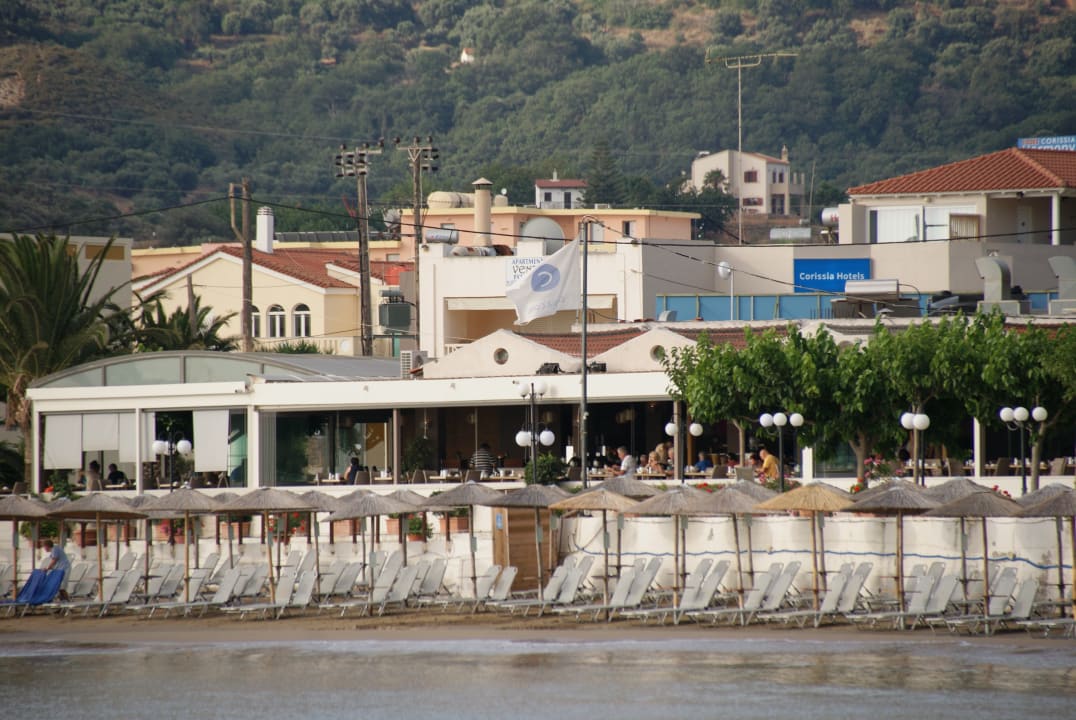 Strand der Corissia Hotels mit Blick auf Frühstücksraum. Corissia Beach Hotel