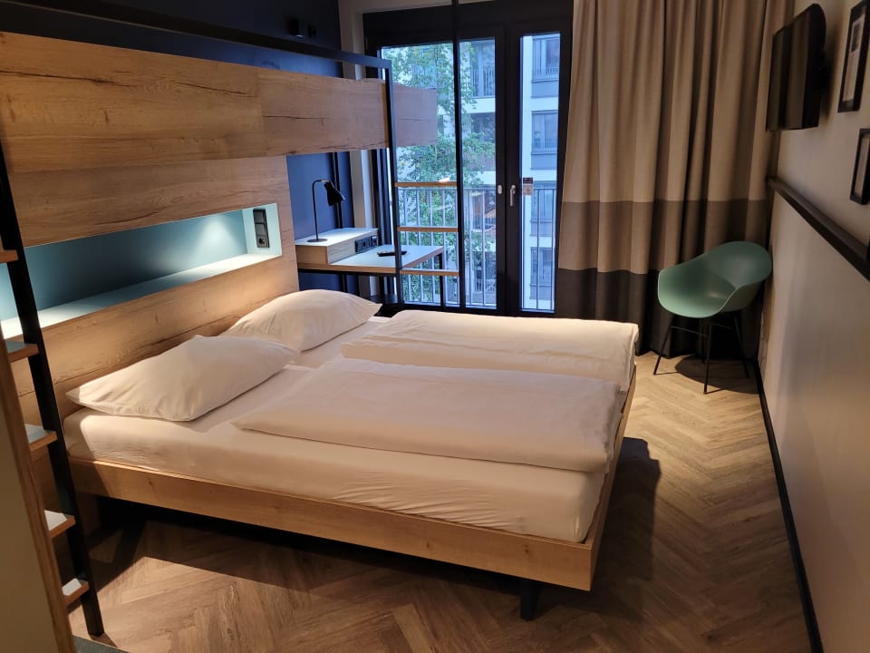 Zimmer Schulz Hotel Berlin Wall at the East Side Gallery