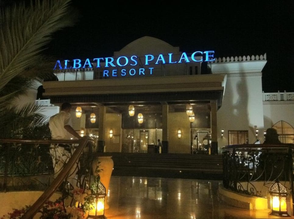 Hoteleingang bei Nacht Pickalbatros Palace Resort