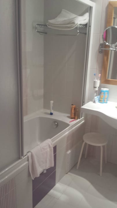 Badezimmer mit Wannen-Dusche Hotel Bel Azur Thalasso & Bungalows