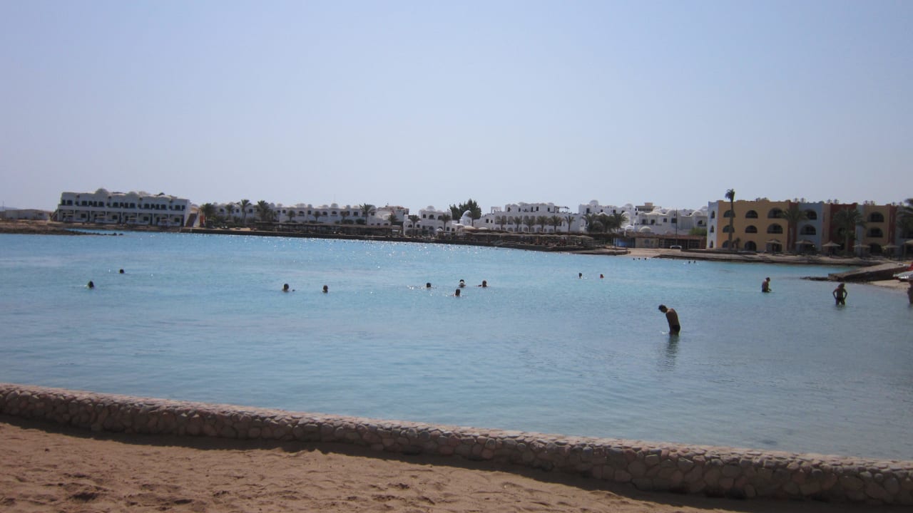 Sauberes Wasser in der Lagune Arabia Azur Resort