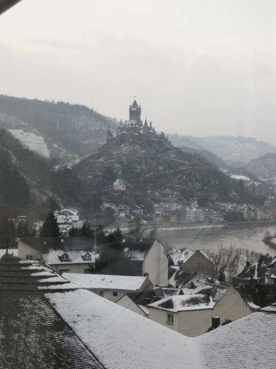 Ausblick auf Moselschleife und Burg im Winter Anitas Ferienhaus