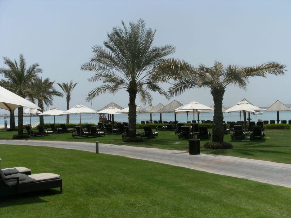 Blick vom Westinpool auf den Strand Le Meridien Mina Seyahi Beach Resort & Waterpark