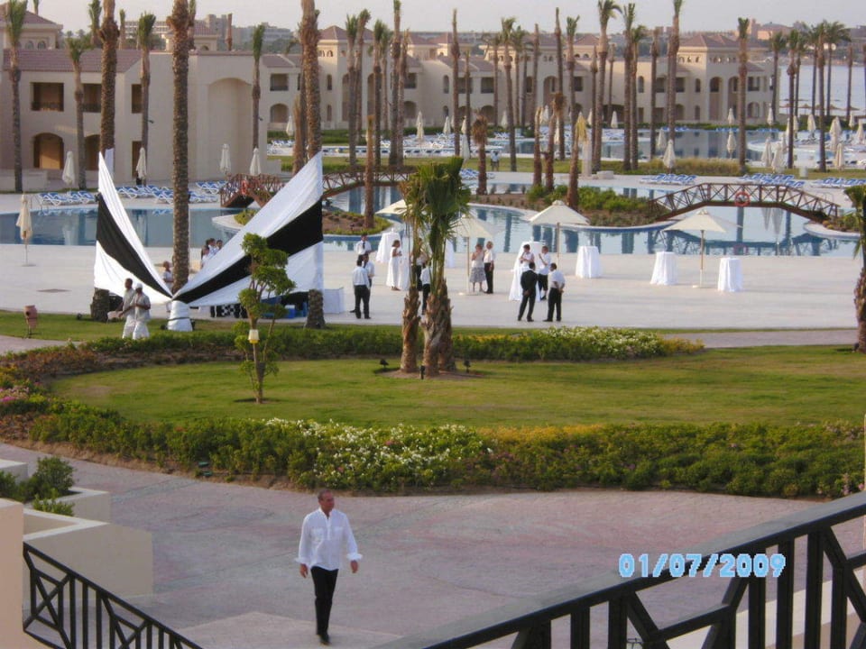 Vor dem "Schwarz-Weiß" GALA Diner Cleopatra Luxury Resort Makadi Bay