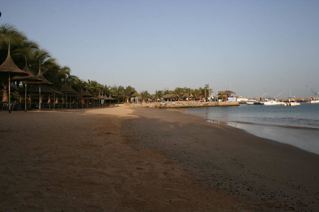 Privatstrand des Hotels bei Sonnenuntergang Hotel Terrou Bi
