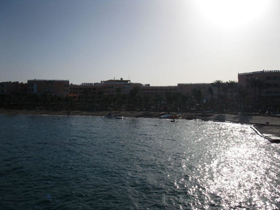 Blick auf das Hotel vom Schiff Beach Albatros Resort