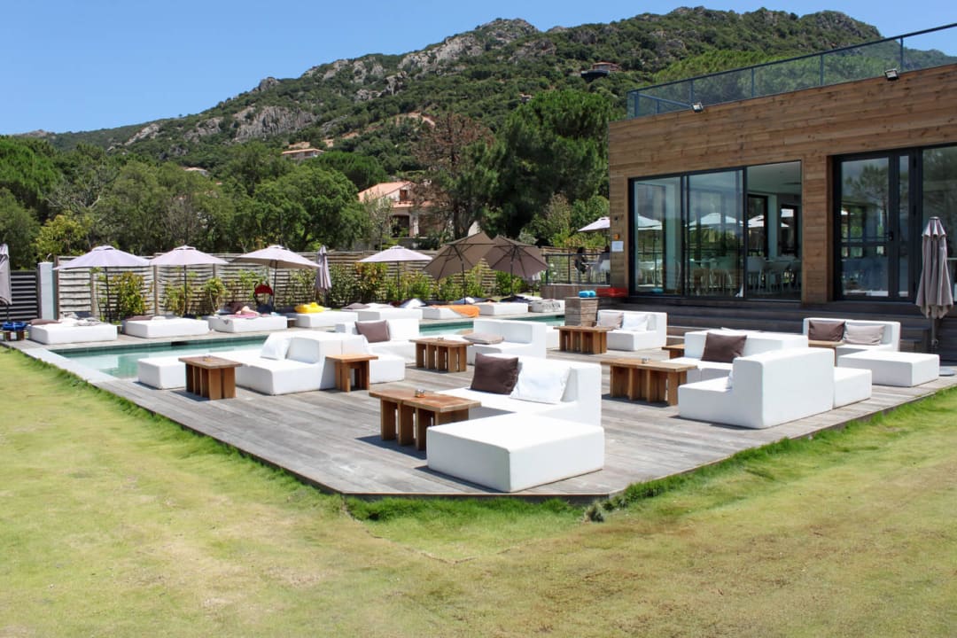 Sitzgelegenheiten vor dem Pool Hotel Mariosa