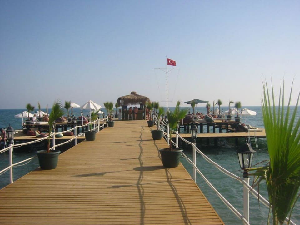 der Badesteg mit Strandbar Hotel Delphin Palace