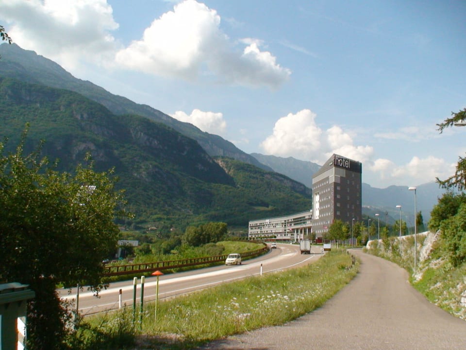 Mercure Nerocubo Rovereto вид на отель Mercure Nerocubo Rovereto