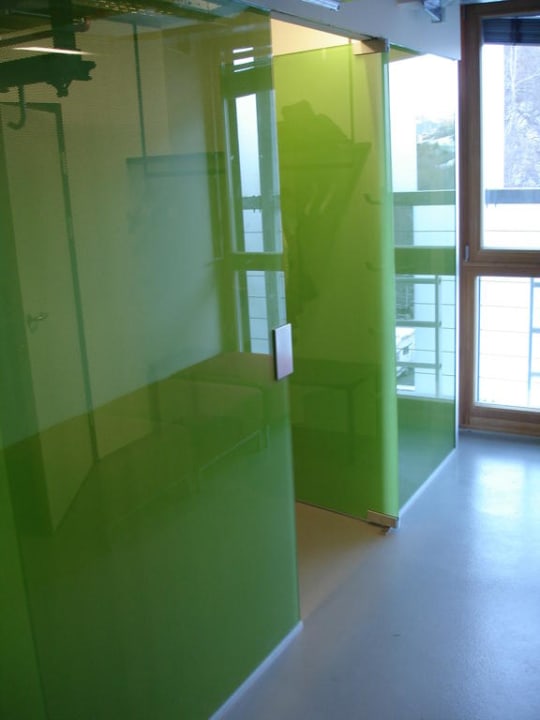 Eingang zum Vorraum und Zimmer Hotel Cube Savognin