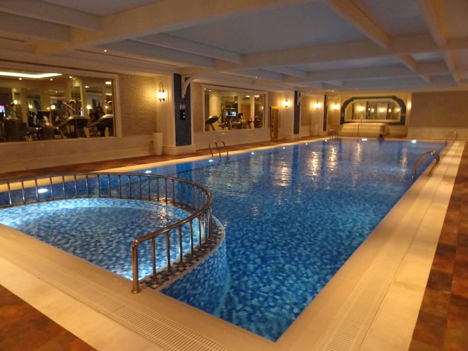 Großer beheizter Innenpool Elite World Istanbul Florya Hotel