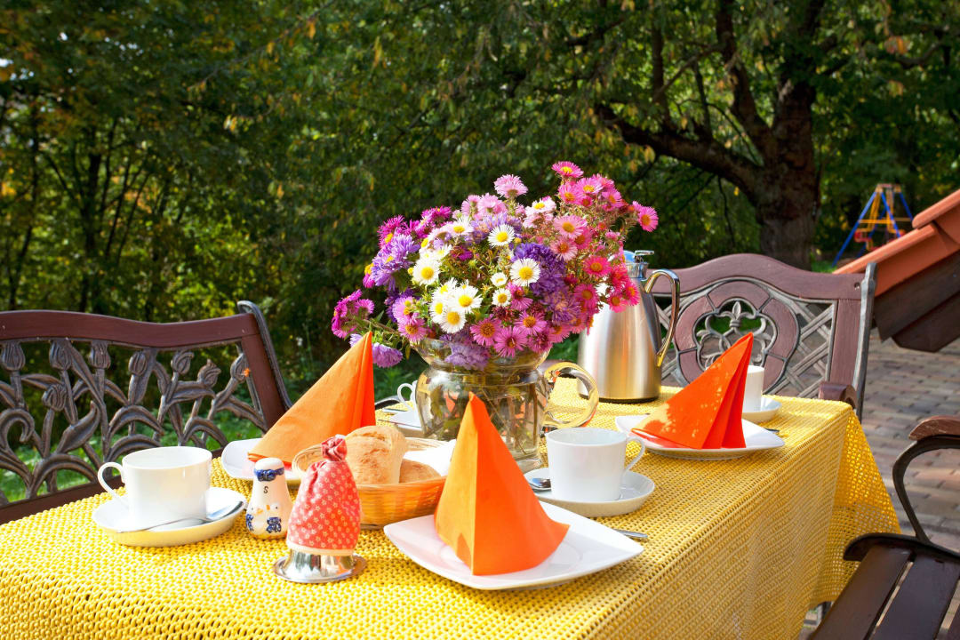 Frühstück auf der Terrasse Green Lemon Hotel Haus Krähenhütte