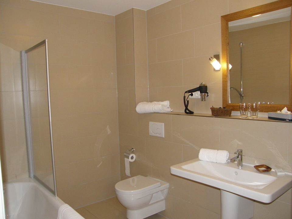 Bad im Doppelzimmer 216 Hotel Ampervilla