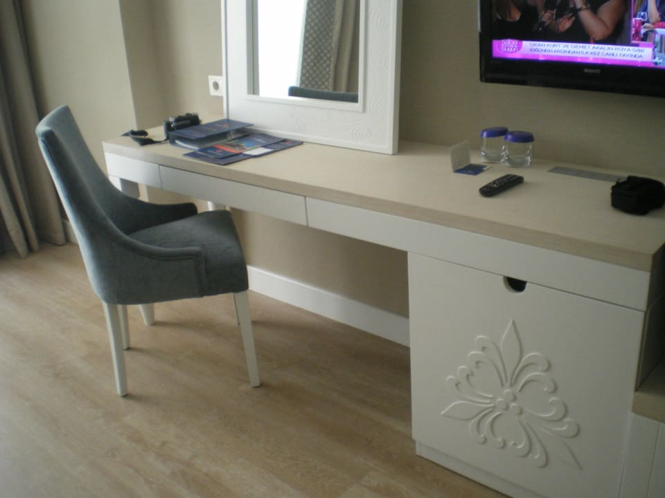 Schreibtisch mit Minibar Seamelia Beach Resort