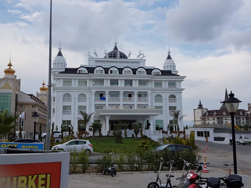 Außenansicht mit Garten Side Royal Palace Hotel & Spa