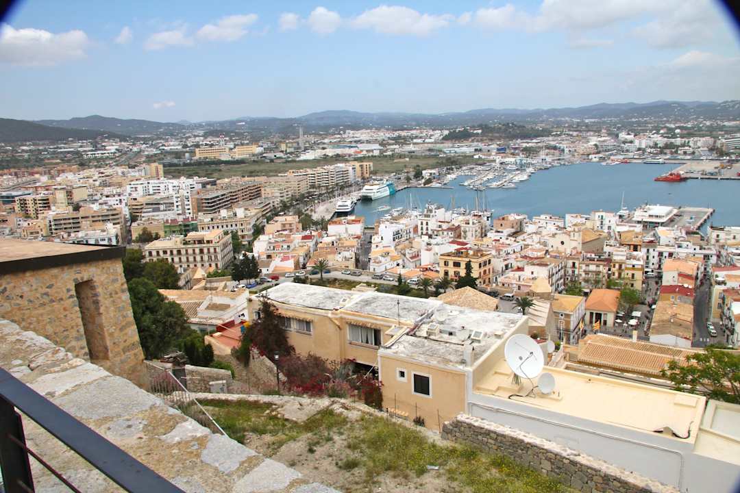 Blick über die Dächer von Ibiza Stadt Hotel Osiris