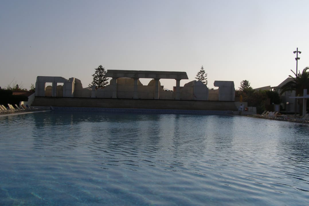 Der Olympiapool am Morgen Kipriotis Village Resort