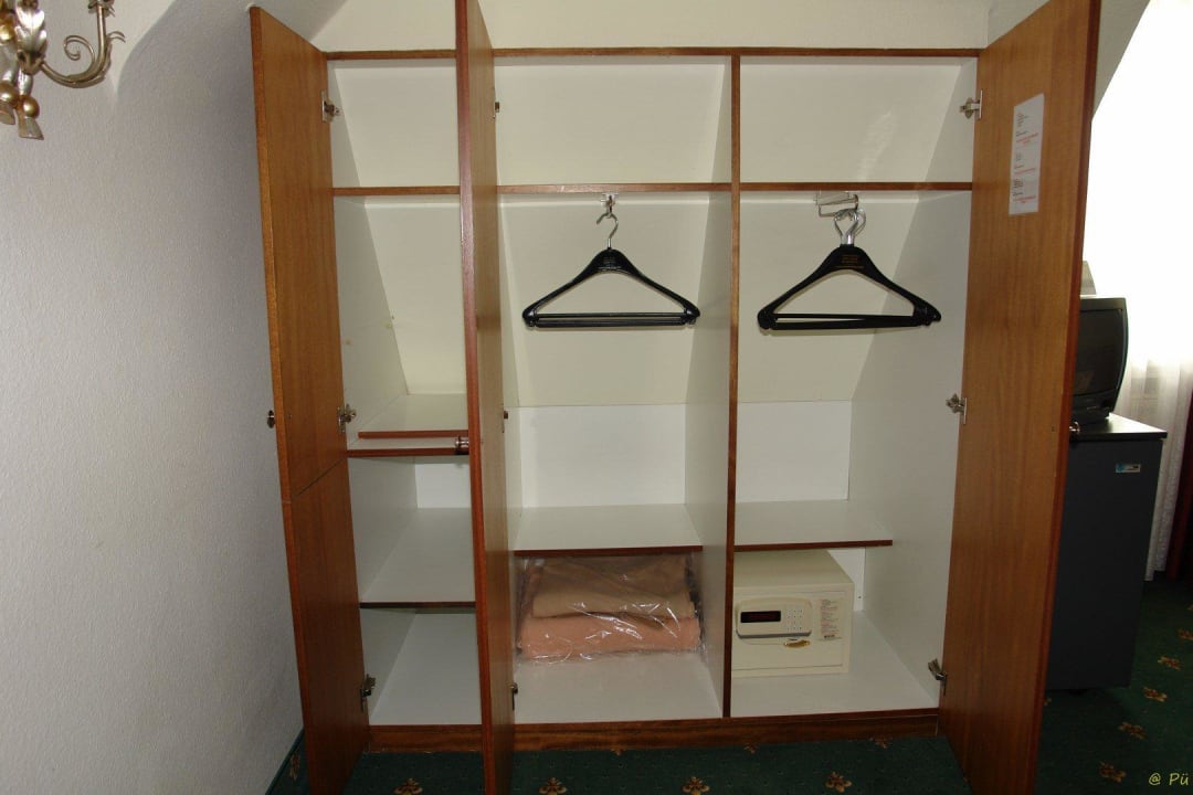 Standardzimmer 426 - Schrank in der Dachschräge Hotel Regina