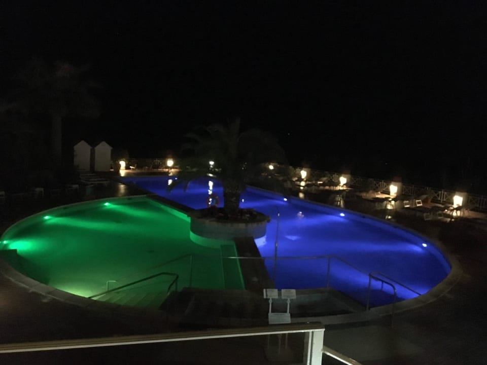 Abendstimmung Poolanlage Hotel Paradiso Terme Resort & SPA