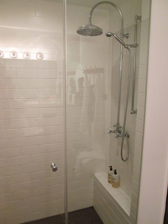 Panorama Suite 614, Bad Regendusche mit Tür 25hours Hotel Wien beim MuseumsQuartier