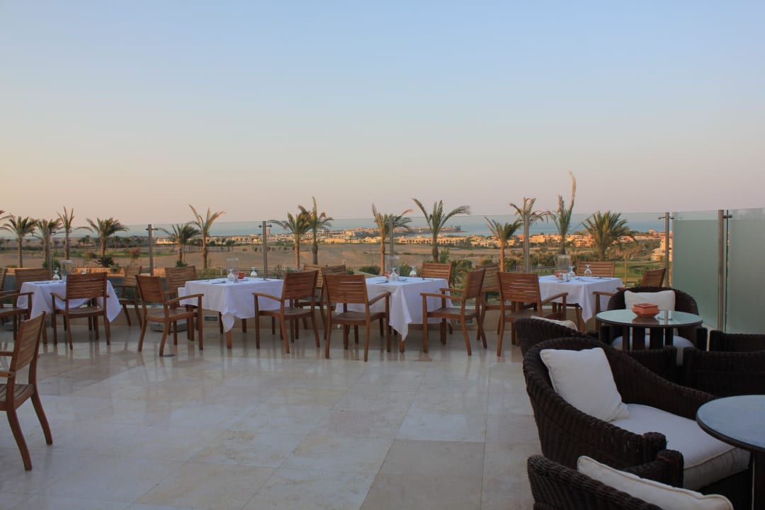 Sitzplätze des Restaurants draußen Steigenberger Makadi Hotel - Adults only