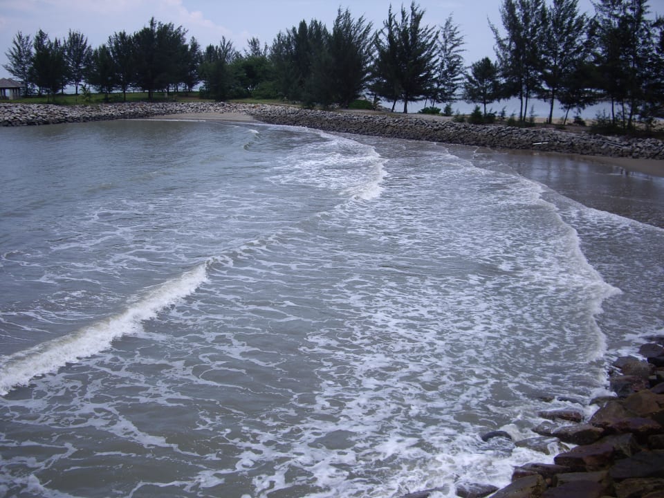 Strand,zum planschen vorne o.k. The Empire Hotel & Country Club